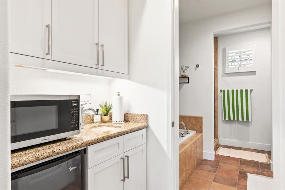 The Casita does not have a full kitchen, but a well stocked kitchenette, including mini fridge, microwave, toaster, blender, coffee maker, electric kettle, dishes for 2, glassware (including wine glasses), cutting board can opener, corkscrew and more