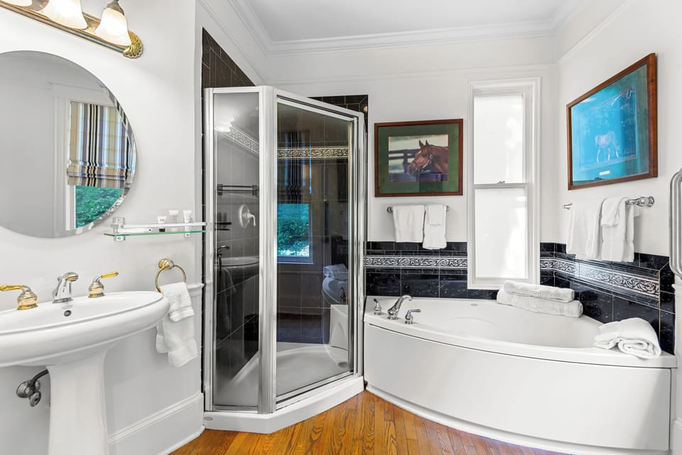 Carriage Room | Bathroom | Combined shower/tub, jetted tub, hair dryer, towels