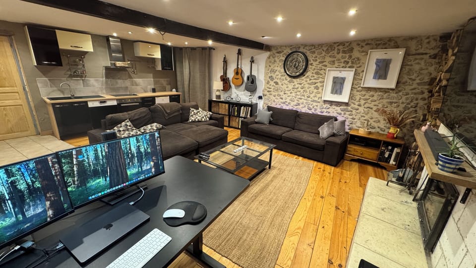 Chill out lounge with cinema 80' Tv, fast wifi music, fireplace and workspace