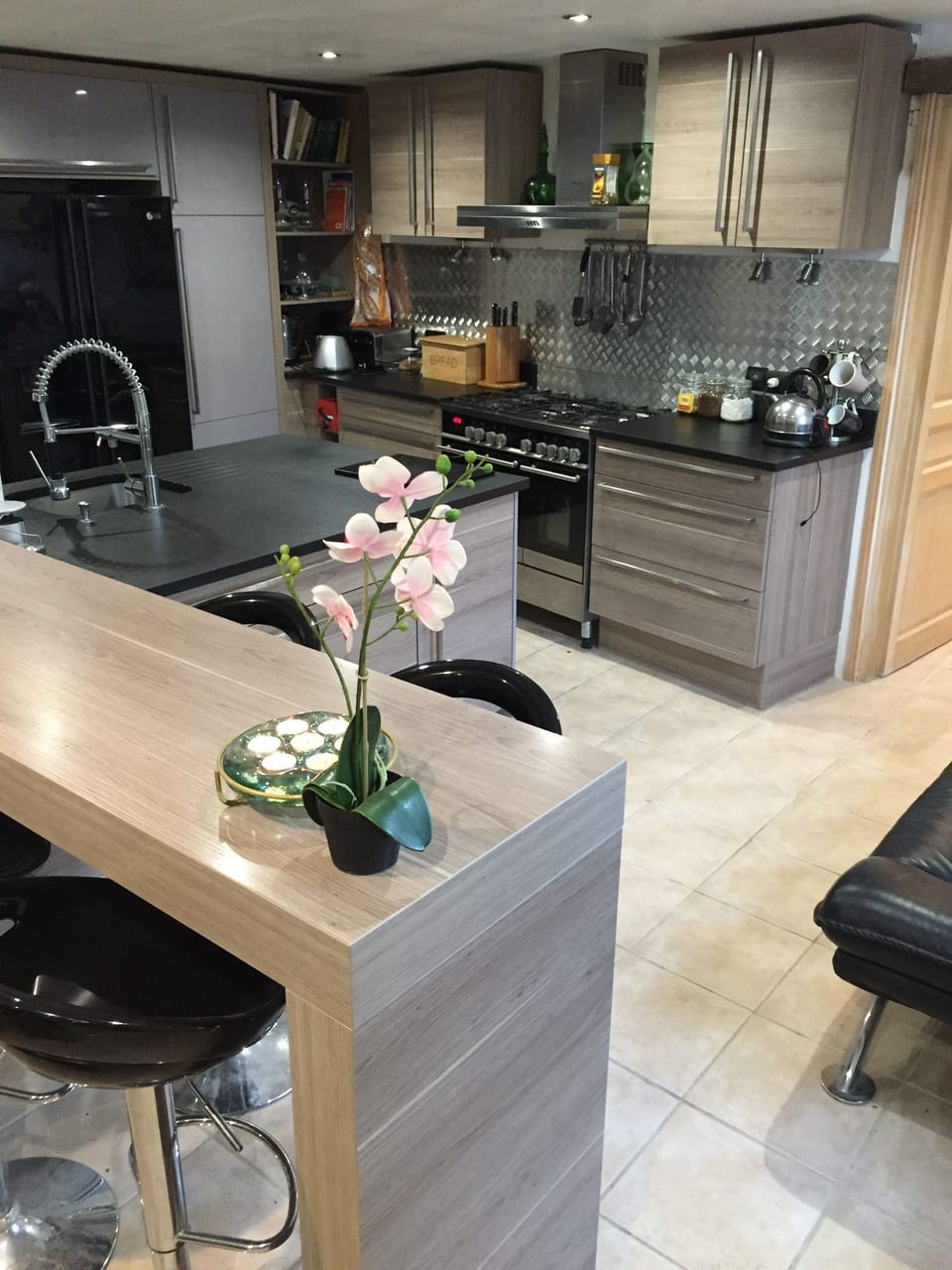 Kitchen Island and breakfast bar