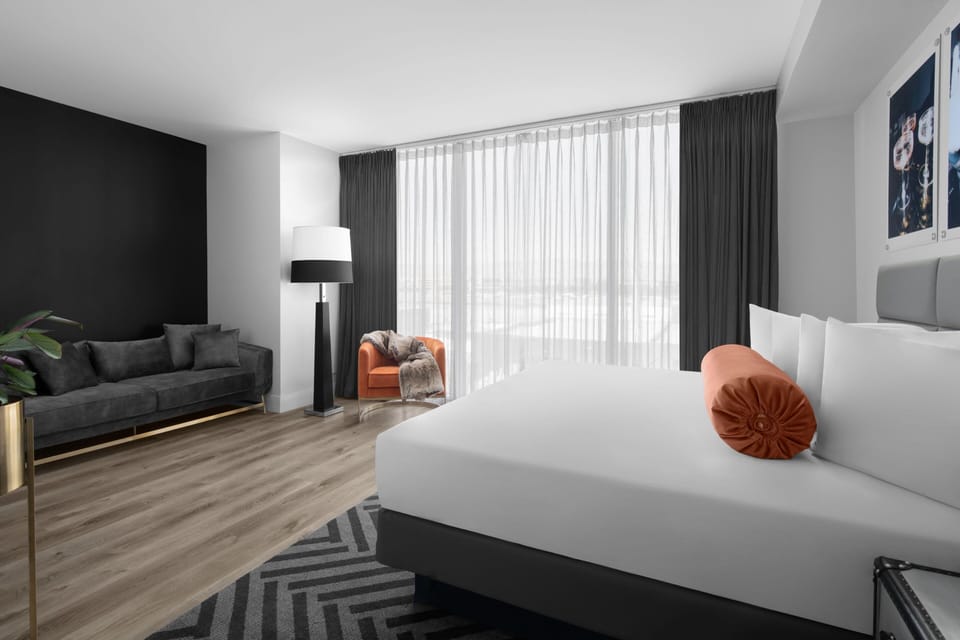 Room, 1 King Bed | In-room safe, desk, laptop workspace, blackout drapes