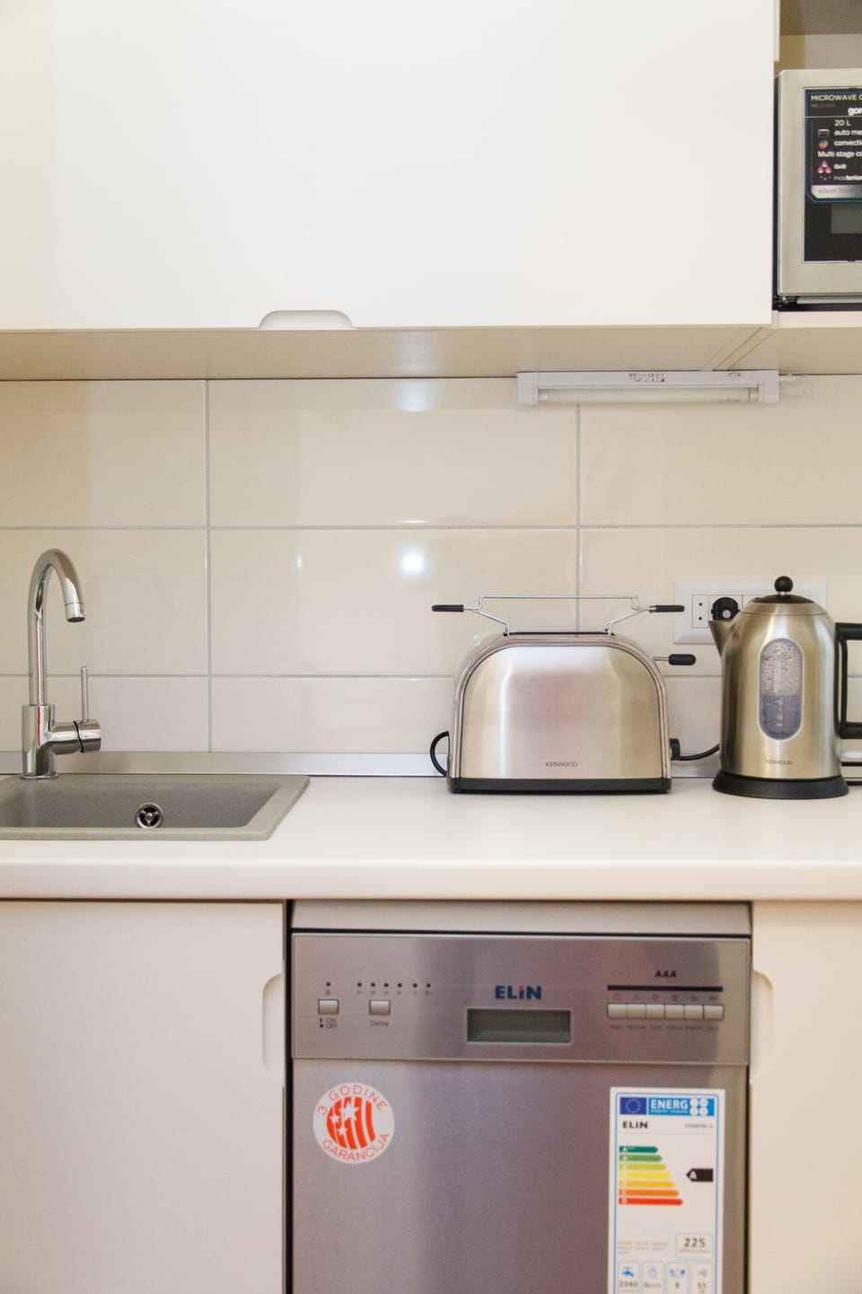 City Apartment | Private kitchen | Fridge, stovetop, dishwasher, electric kettle