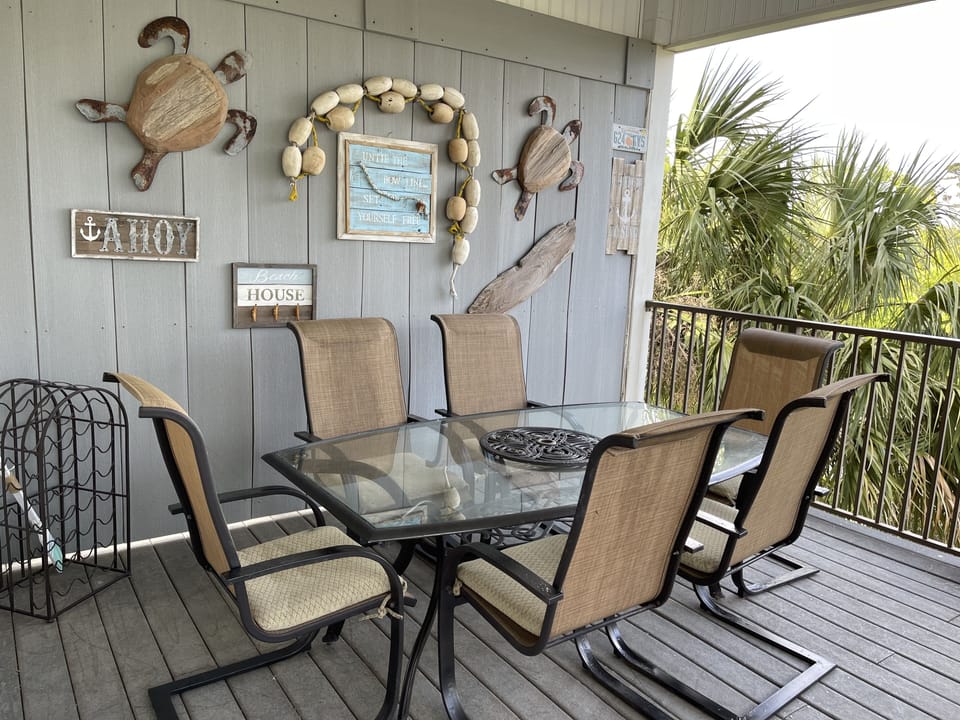 Private home pool plus free access to beach front pools and hot tub