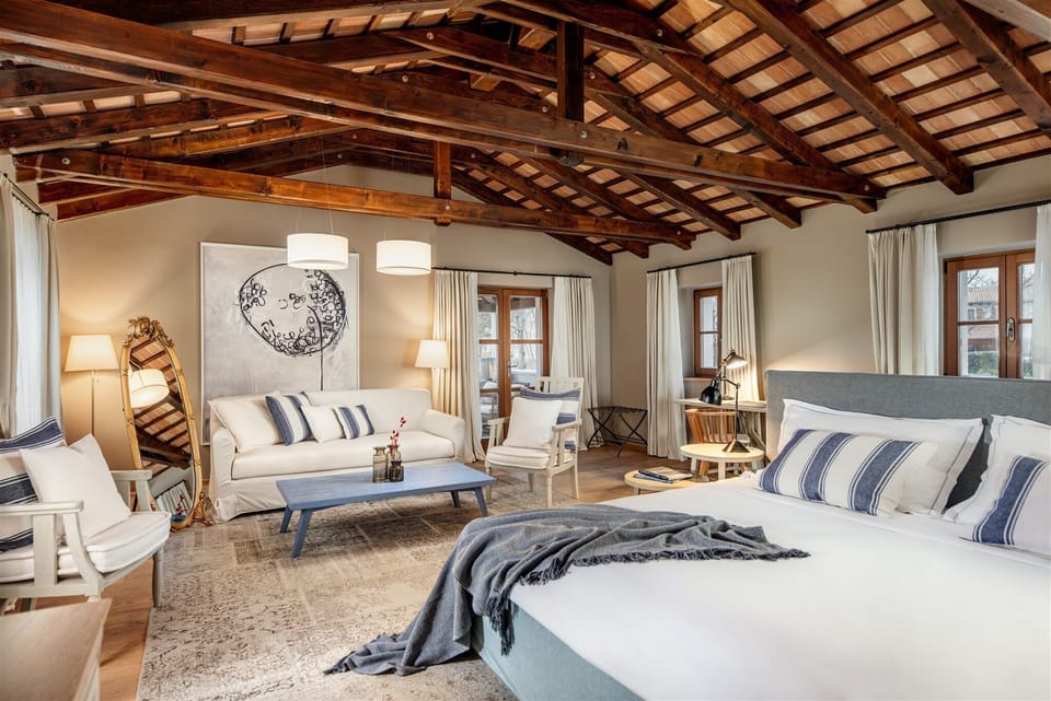 Executive Suite | Premium bedding, pillowtop beds, free minibar, in-room safe