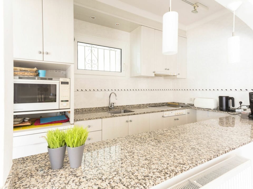 Cabinetry, Property, Countertop, Tap, Plant, Kitchen Sink, Houseplant, Kitchen, Kitchen Stove, Wood