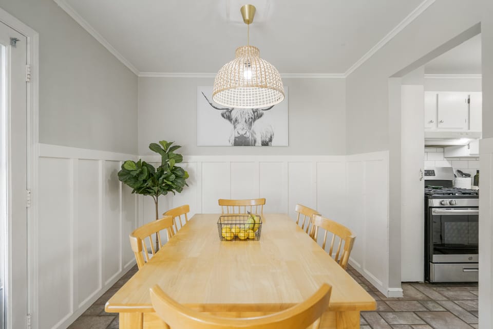 Dinning room seats 6 guests