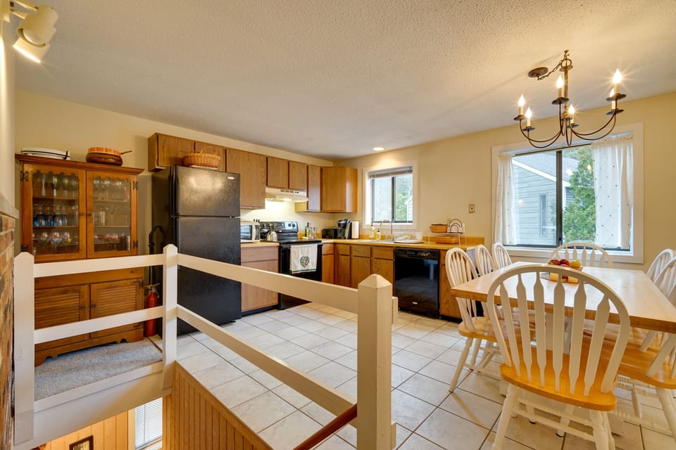Kitchen & Dining | Self Check-In