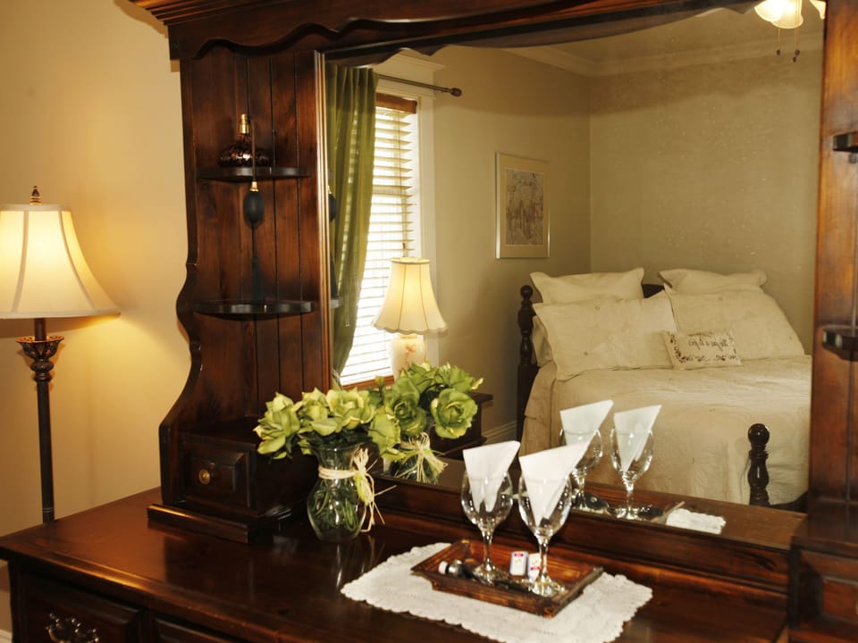 Room, 1 Queen Bed, Private Bathroom (North West) | Room amenity