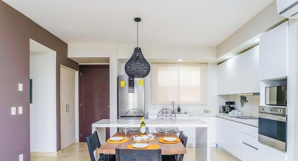 Clean fully-equipped kitchen w/high-end appliances.