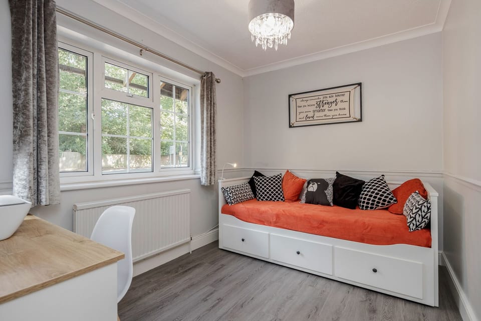 Family House | 3 bedrooms, iron/ironing board, travel crib, free WiFi