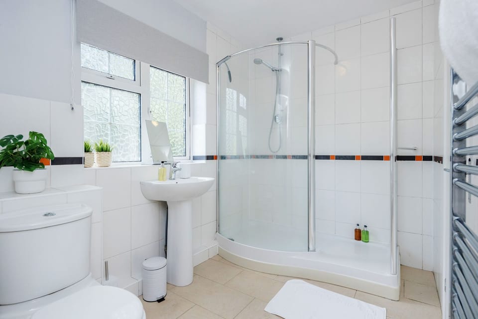 Family House | Bathroom | Combined shower/tub, towels, shampoo