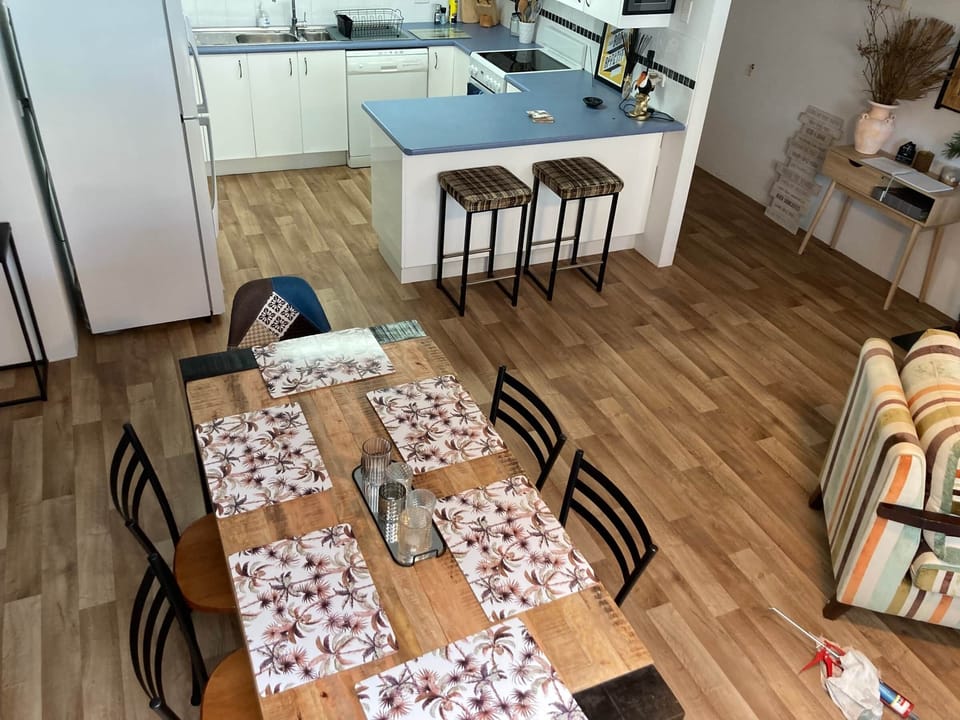 Comfortable dining (1)