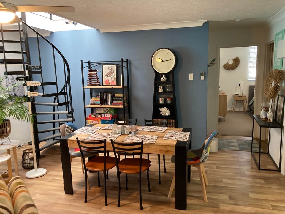Comfortable dining (2)
