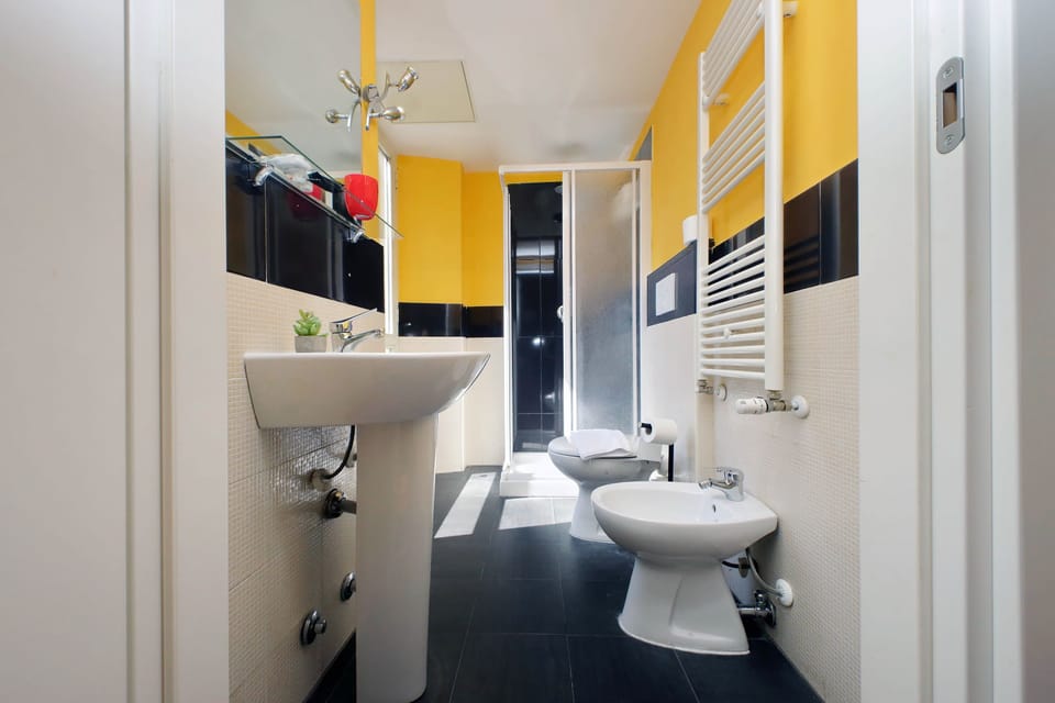 Standard Double Room (Guesthouse) | Bathroom | Shower, rainfall showerhead, free toiletries, hair dryer