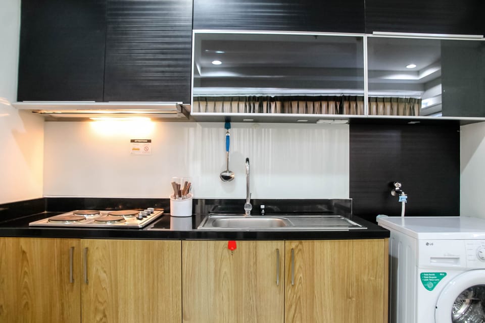 Room | Private kitchen | Fridge, microwave, stovetop, cookware/dishes/utensils