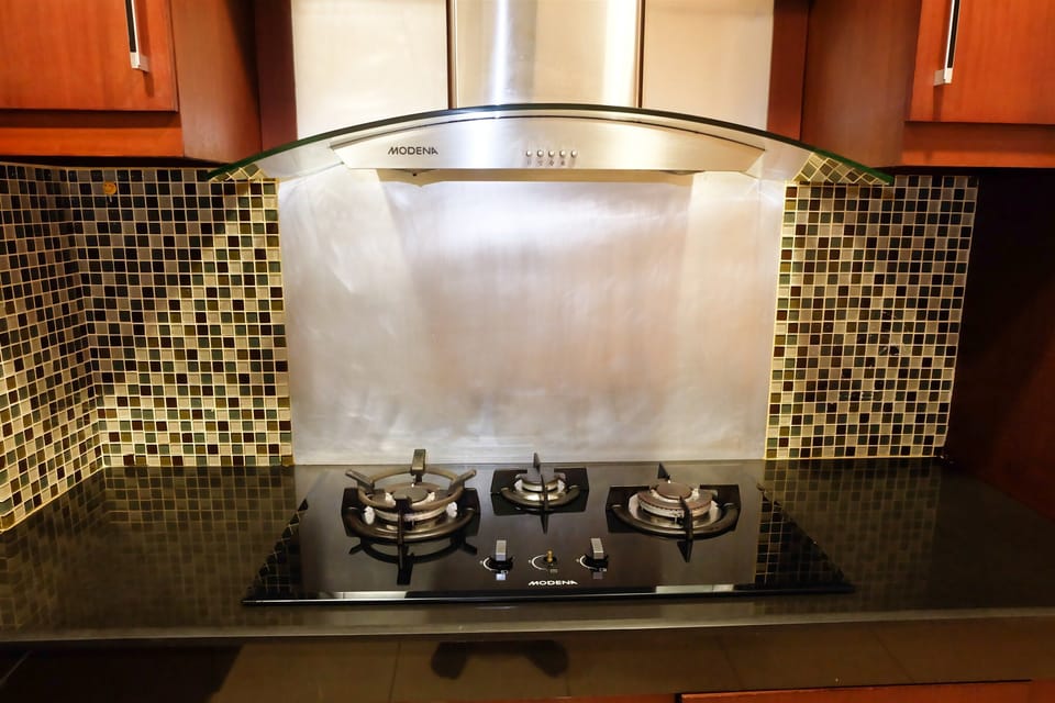 Room | Private kitchen | Fridge, stovetop, cookware/dishes/utensils