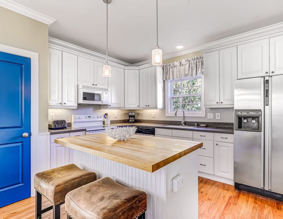 Fully equipped kitchen.