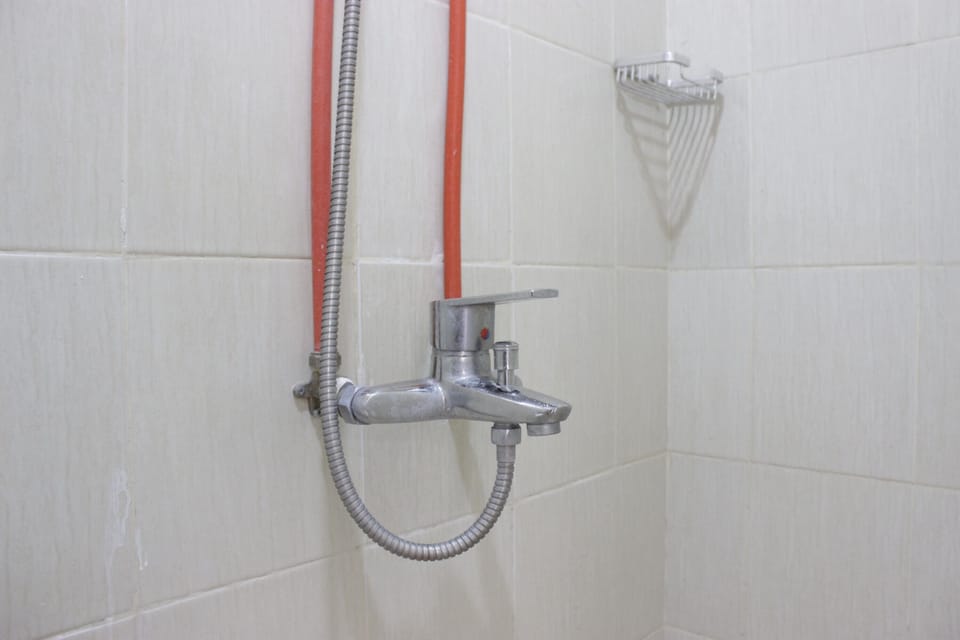 Room | Bathroom | Shower, free toiletries, towels