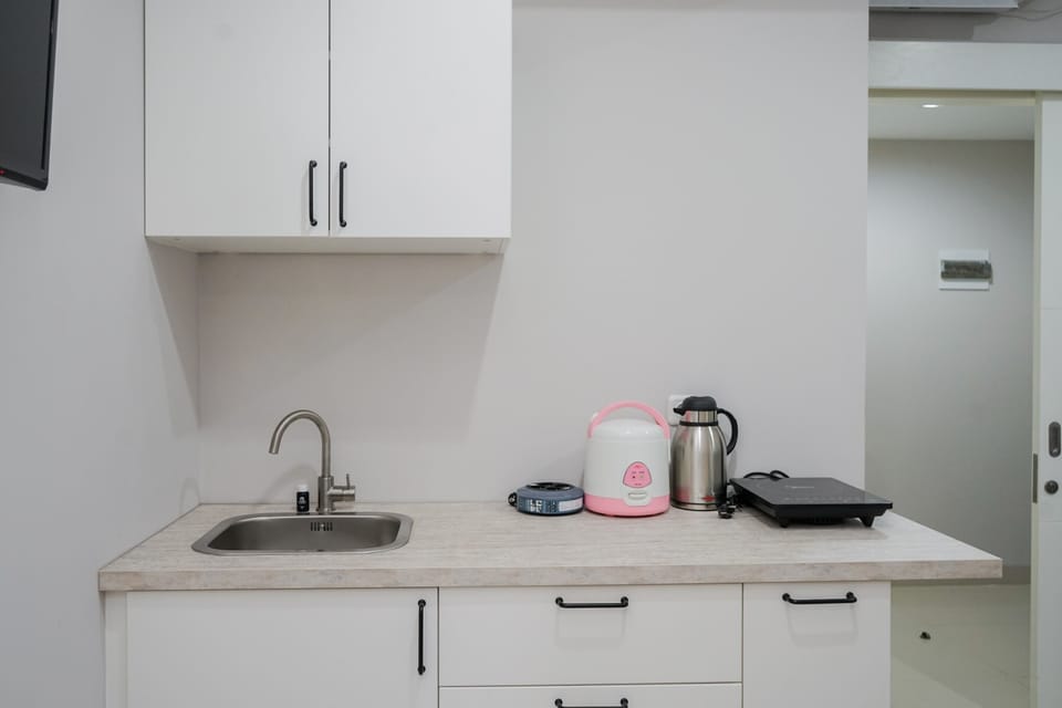 Room | Private kitchen | Fridge, microwave, stovetop, cookware/dishes/utensils