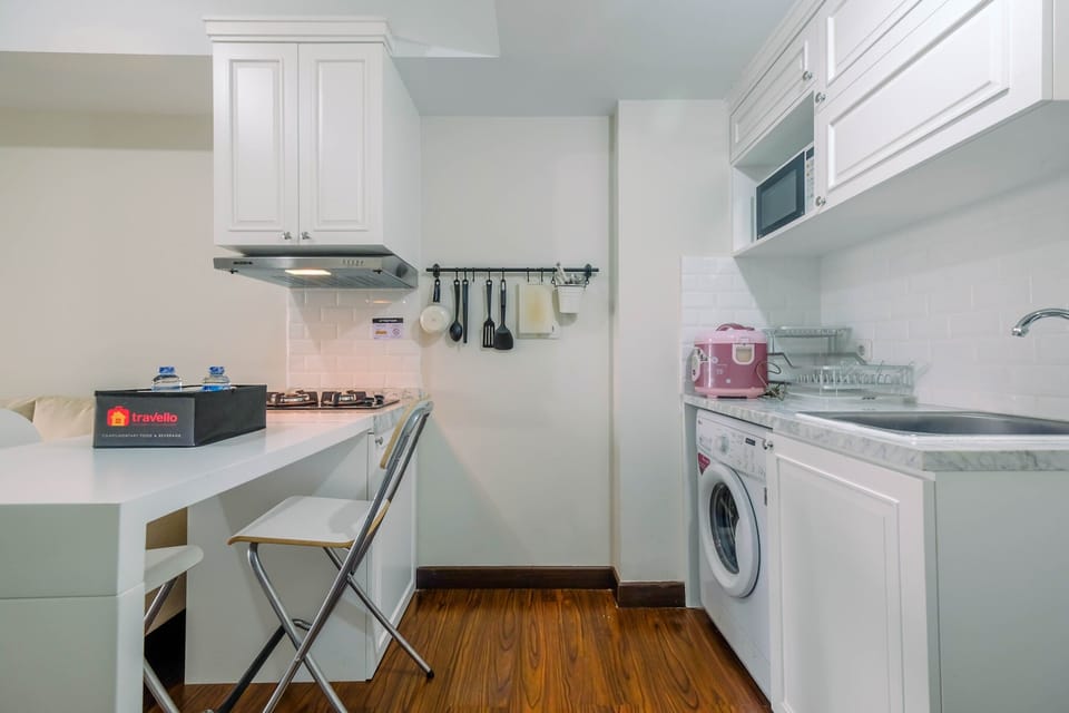 Room | Private kitchen | Fridge, stovetop, cookware/dishes/utensils