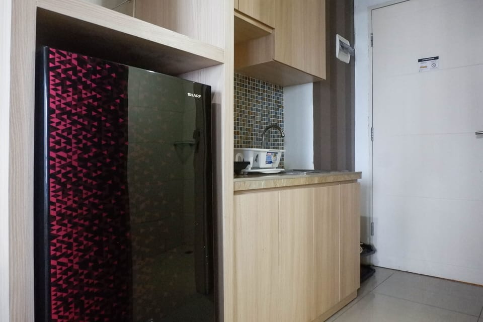 Fridge, stovetop, dishwasher, cookware/dishes/utensils
