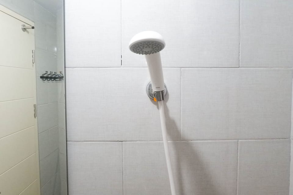 Shower, free toiletries, towels