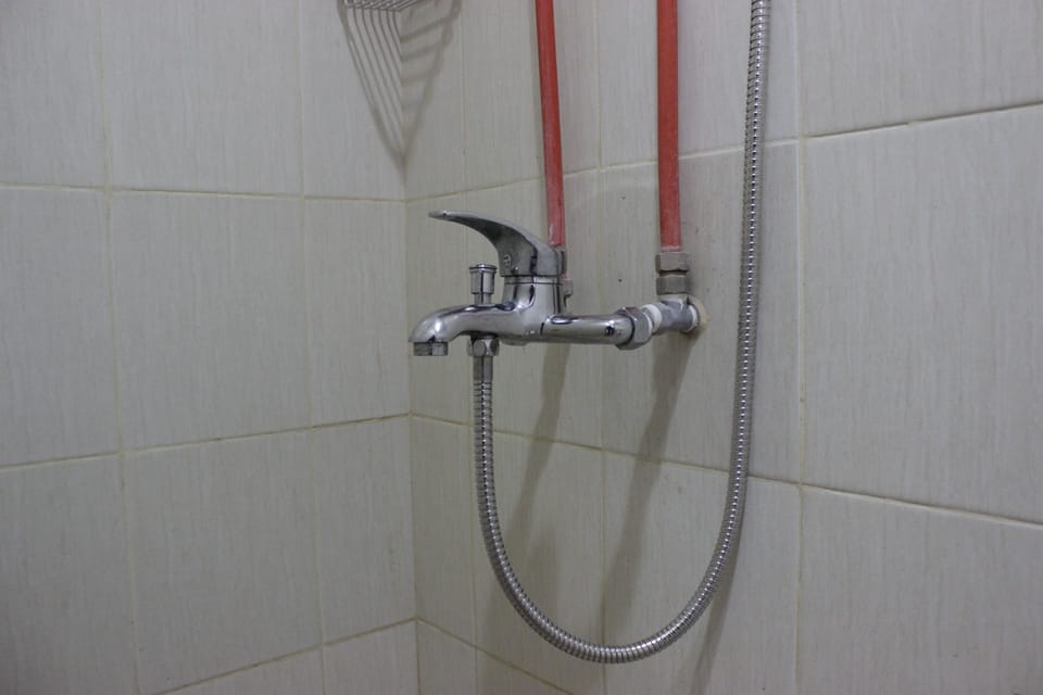 Shower, free toiletries, towels