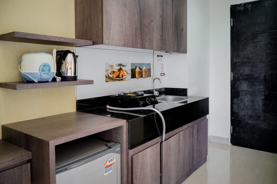 Fridge, stovetop, dishwasher, cookware/dishes/utensils