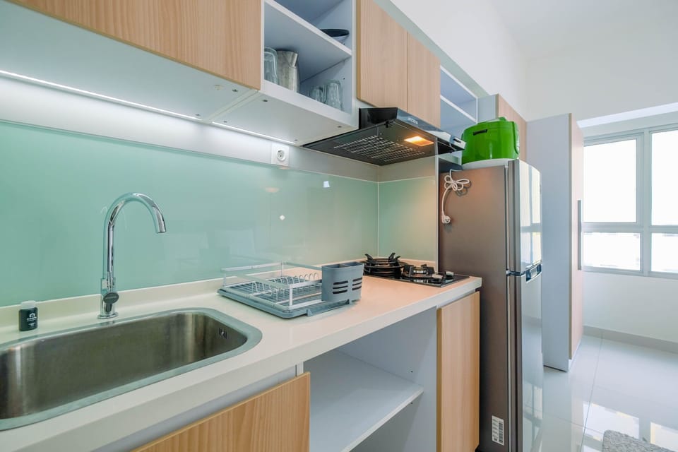 Fridge, stovetop, dishwasher, cookware/dishes/utensils