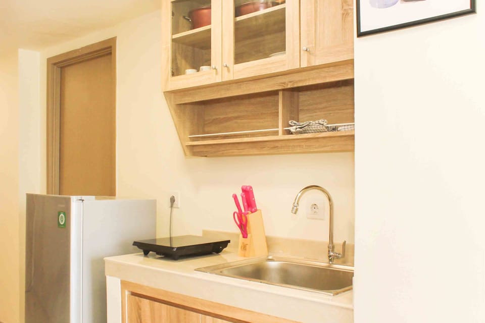 Room | Private kitchen | Fridge, stovetop, cookware/dishes/utensils