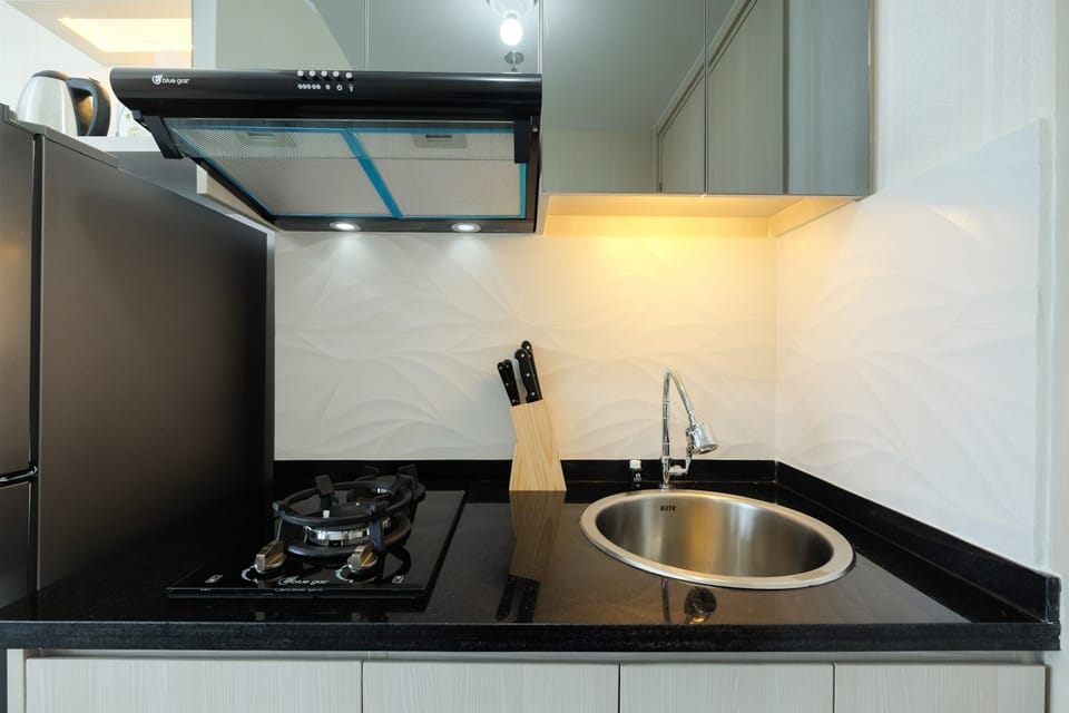 Room | Private kitchen | Fridge, stovetop, cookware/dishes/utensils