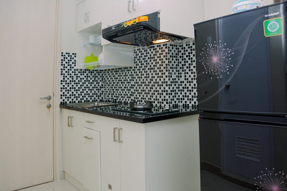 Fridge, stovetop, dishwasher, cookware/dishes/utensils