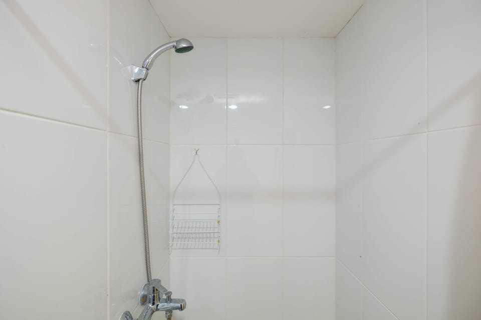 Shower, free toiletries, towels