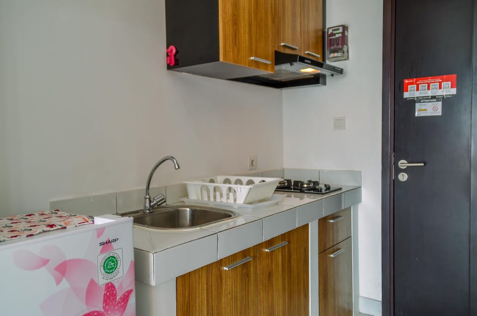 Room | Private kitchen | Fridge, stovetop, cookware/dishes/utensils