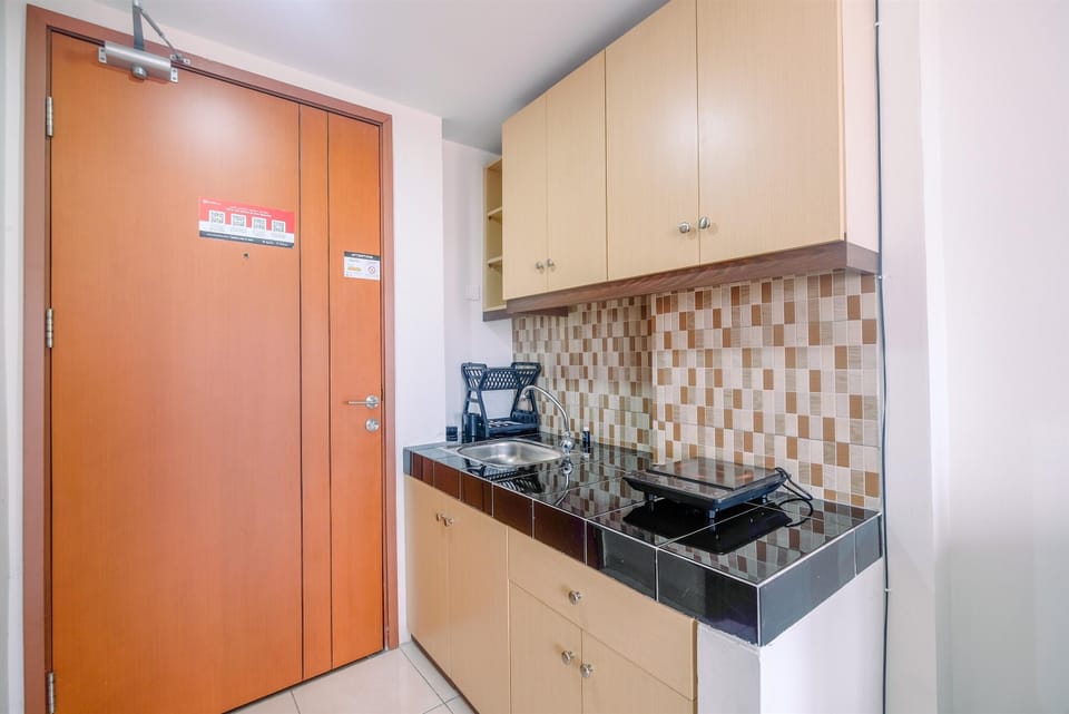 Fridge, stovetop, cookware/dishes/utensils