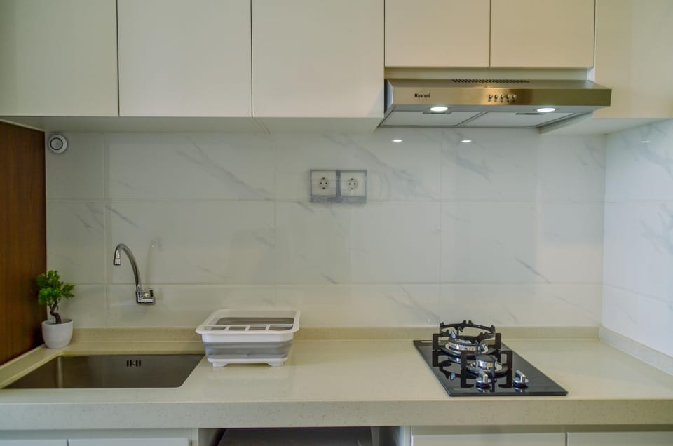 Room | Private kitchen | Fridge, stovetop, cookware/dishes/utensils