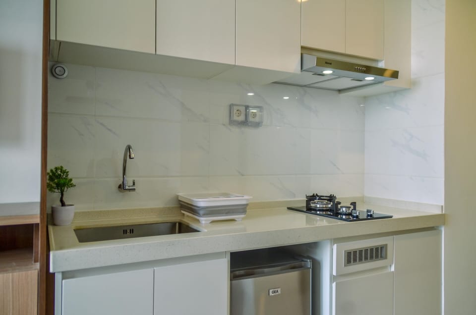 Room | Private kitchen | Fridge, stovetop, cookware/dishes/utensils