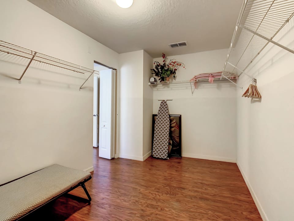 walking closent in double queen room