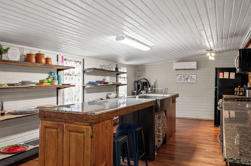 Gallery Kitchen, Large, Oven, Coffee (k cup and drip)