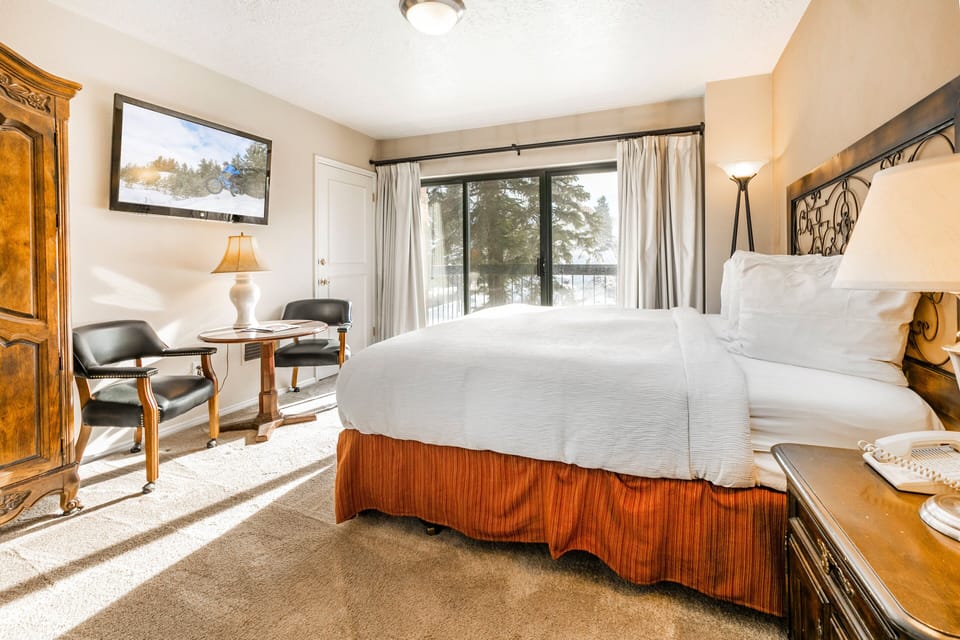 Primary Bedroom w/ 1 King Bed