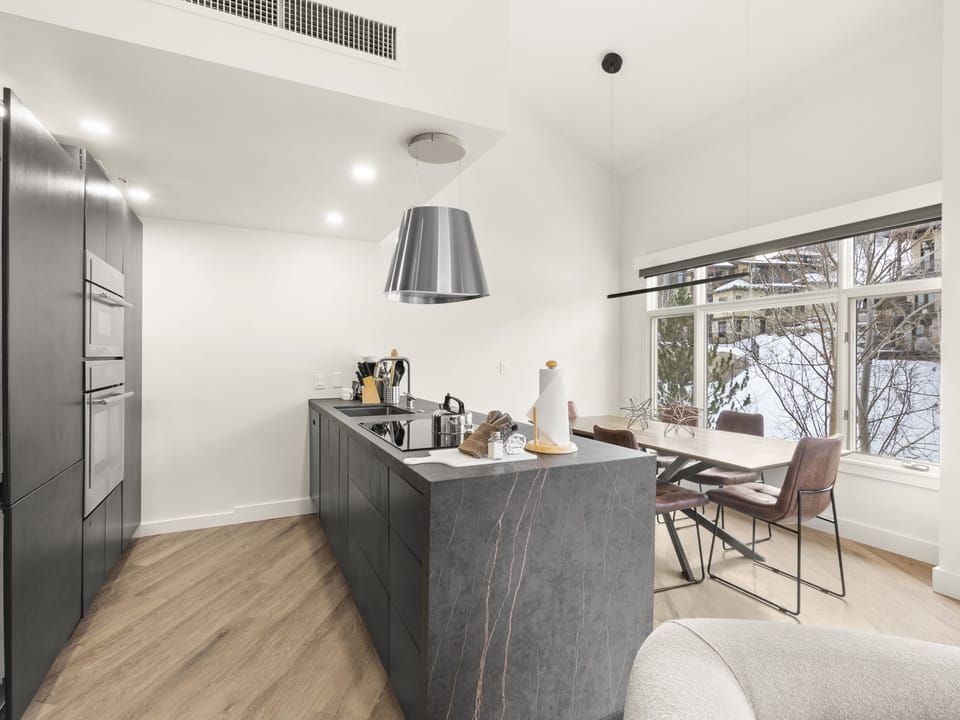 Kitchen / Dining Area