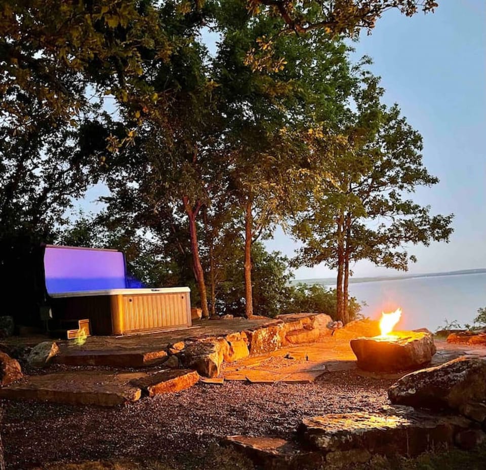 Firepit and Hot Tub!