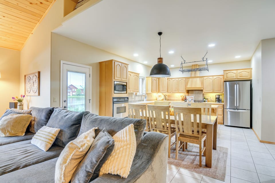 Dining Area | Dishware Provided