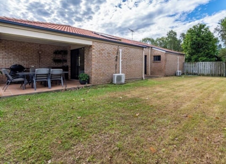 Fenced Yard & outdoor dining & BBQ