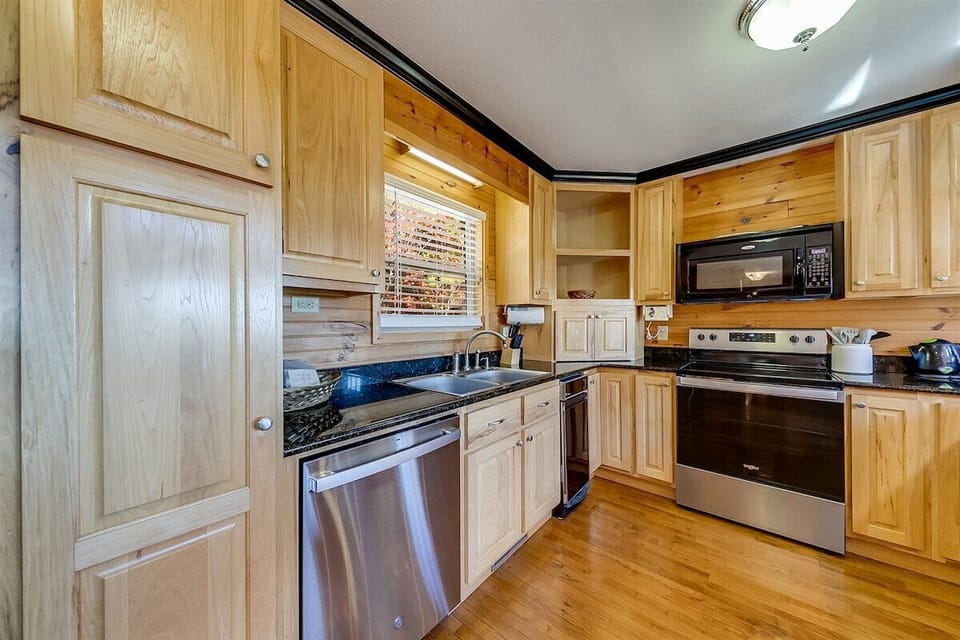 Dining Area and Fully-Equipped Kitchen with Bar
