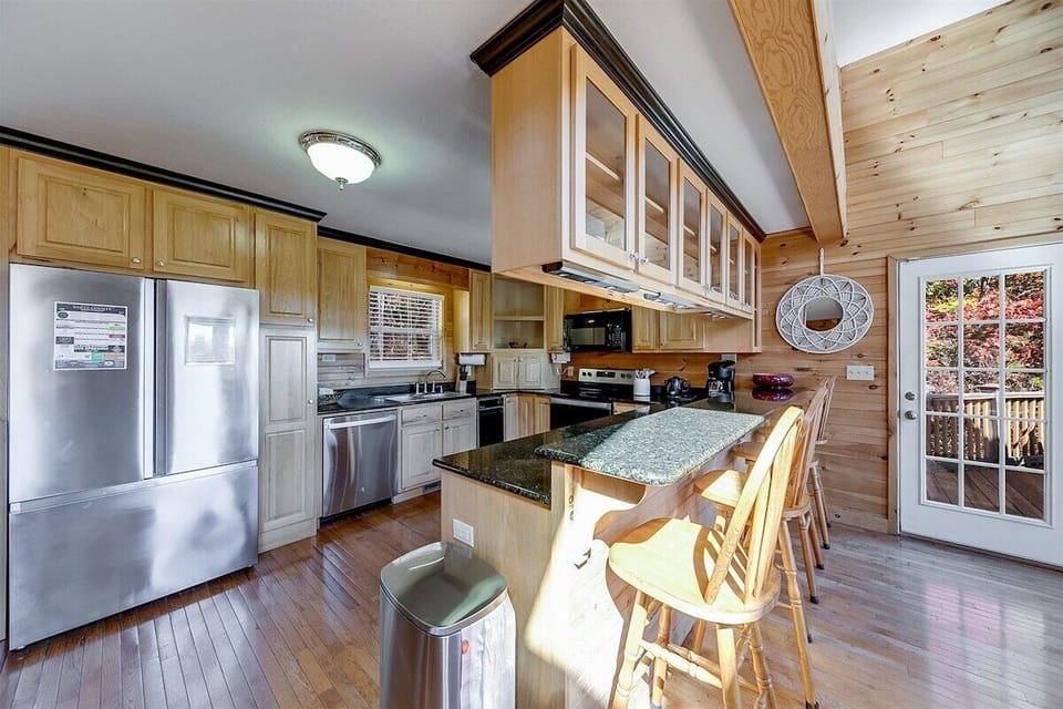 Dining Area and Fully-Equipped Kitchen with Bar