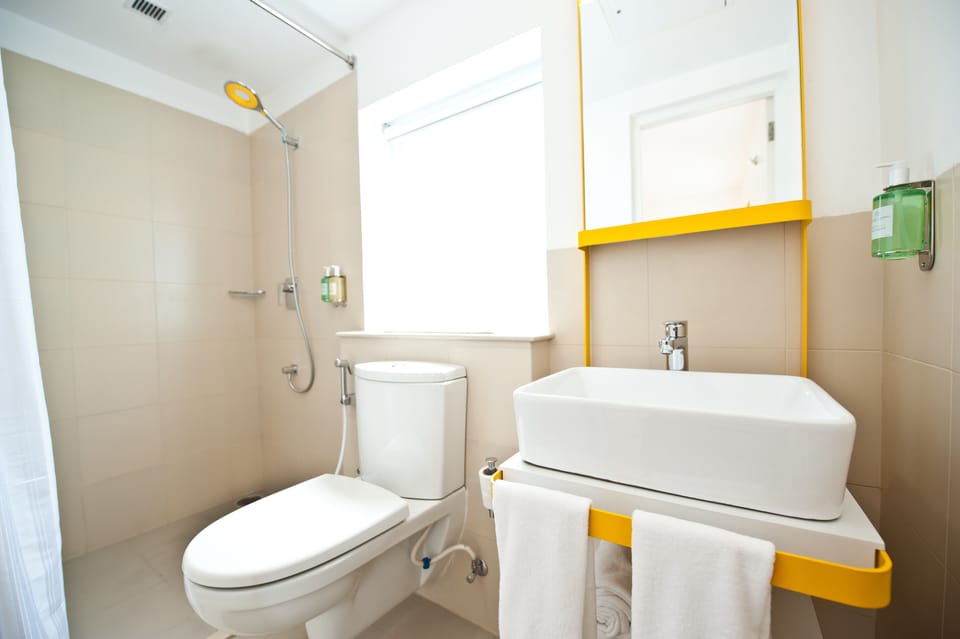 Shower, rainfall showerhead, free toiletries, bidet