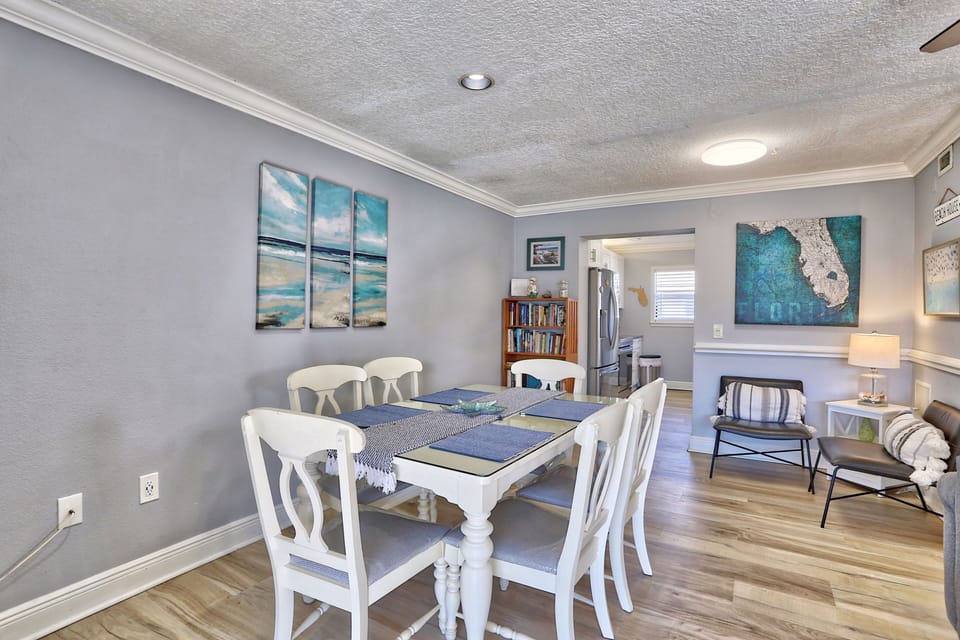 Beautiful Dining Table with Seating for 6