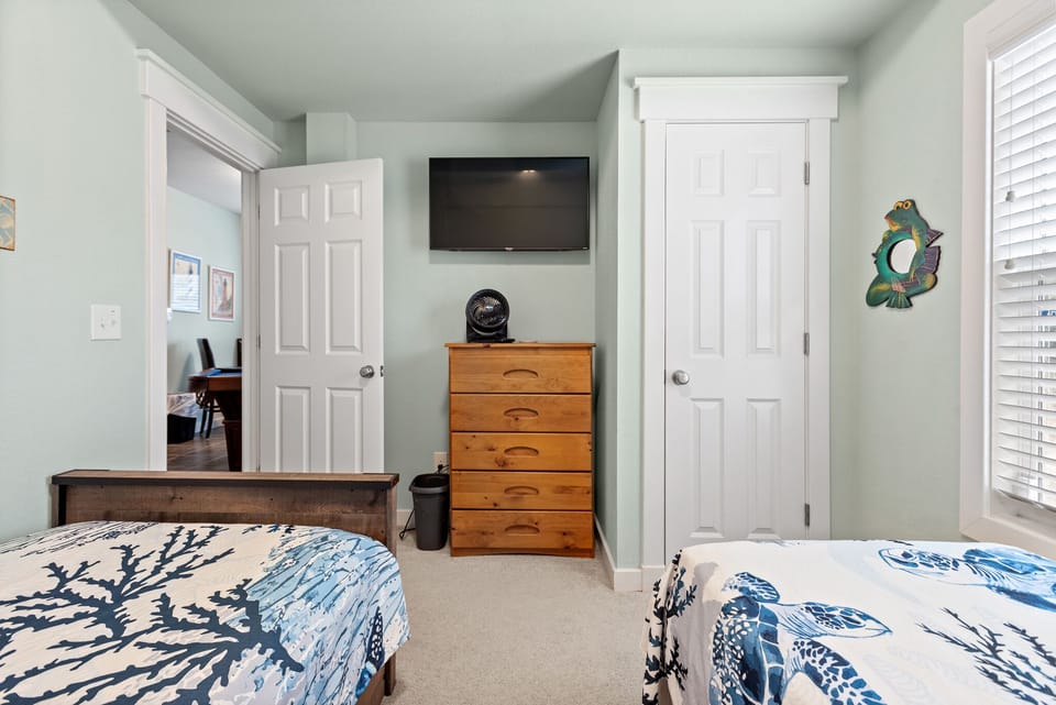 CB11: Inn No Hurry | Bottom Level Bedroom 1