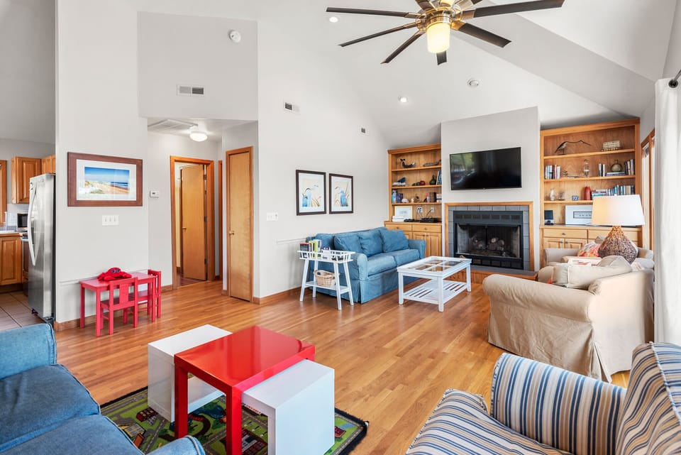 OSM04: Turtle's Cove | Top Level Living Area - Fireplace Not Available For Guest Use